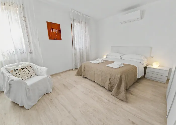 Ca' D'Oro Canal View Apartment - 2 Bedrooms